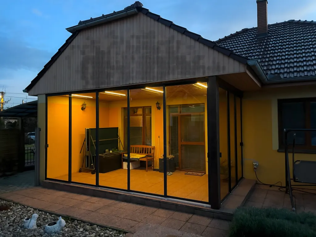 Realizace posuvného hliníkového zasklení verandy.