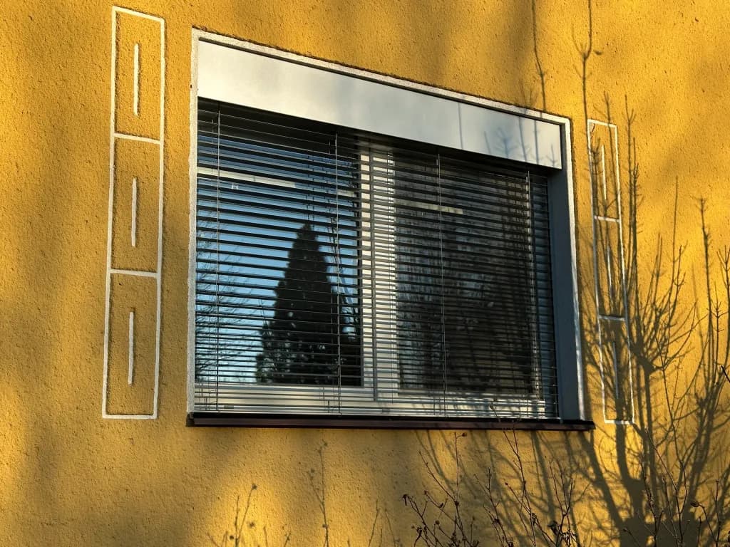 Instalace předokenních žaluzií pro salón Derma IN.