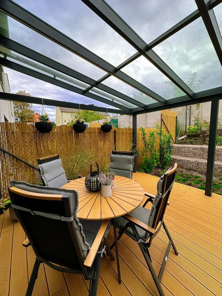 Realizace dvou hliníkových pergol s pevnou skleněnou střechou a střešní výsuvnou roletou.