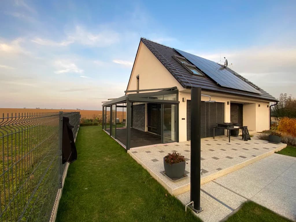 Realizace sezónní zimní zahrady se screenovými roletami (Třebíč).