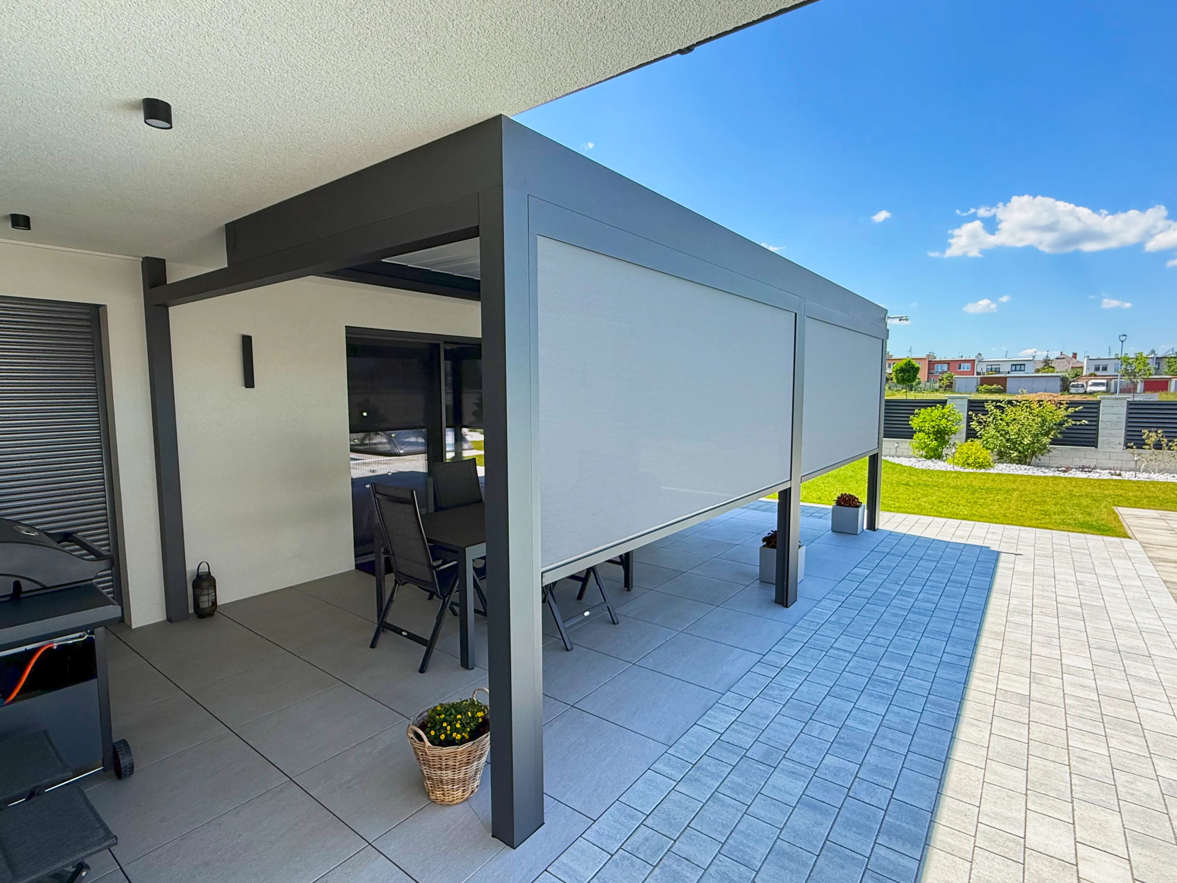 Bioklimatická pergola PENEF se screenovou roletou